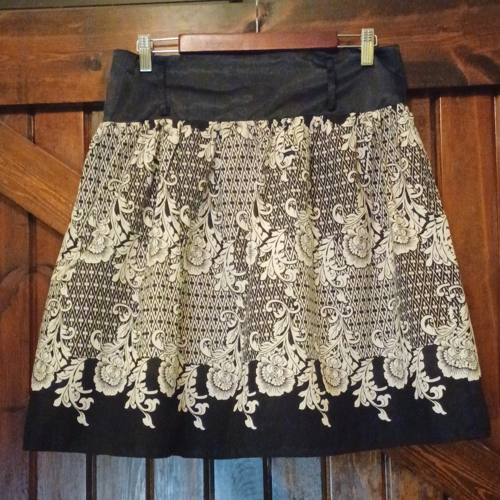 M Bold Floral Black & Cream Skirt Connection 18 Mini